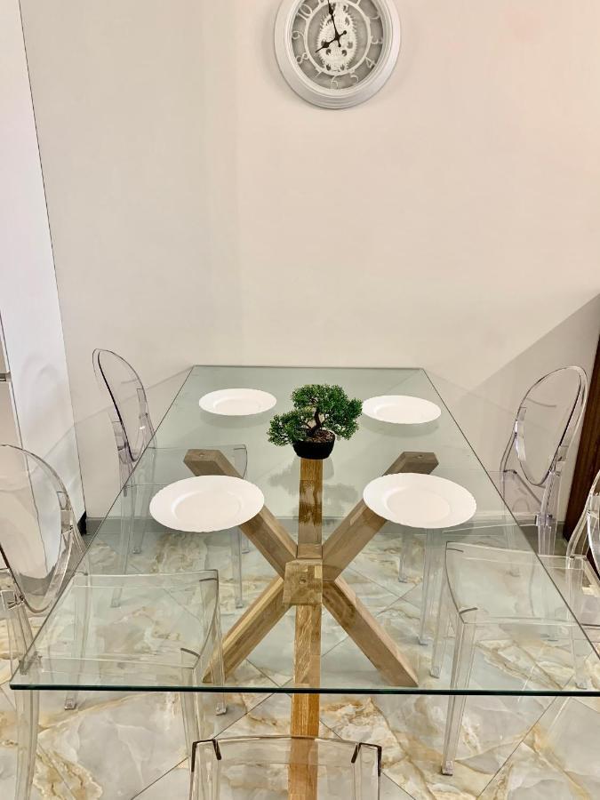 4-Room Jacuzzi Apartment Львів Екстер'єр фото