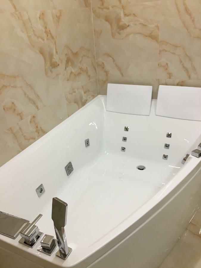 4-Room Jacuzzi Apartment Львів Екстер'єр фото