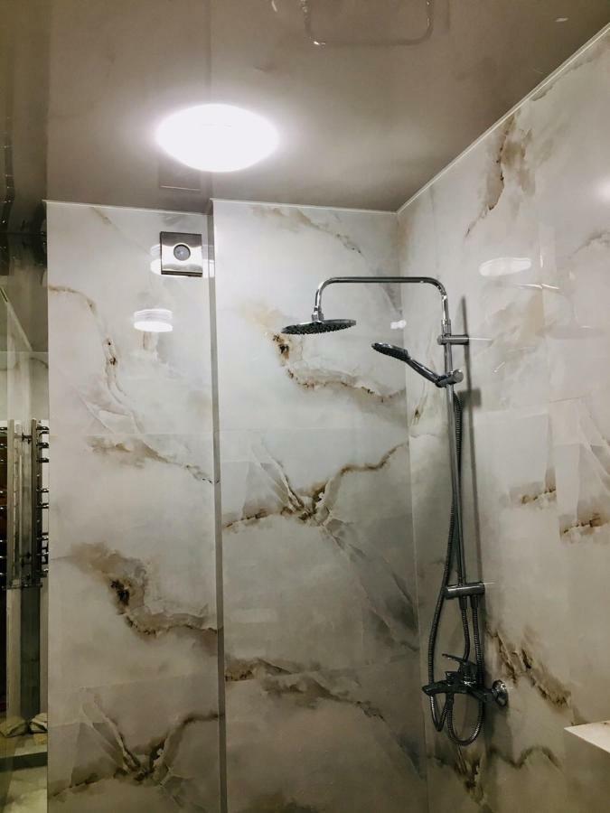 4-Room Jacuzzi Apartment Львів Екстер'єр фото